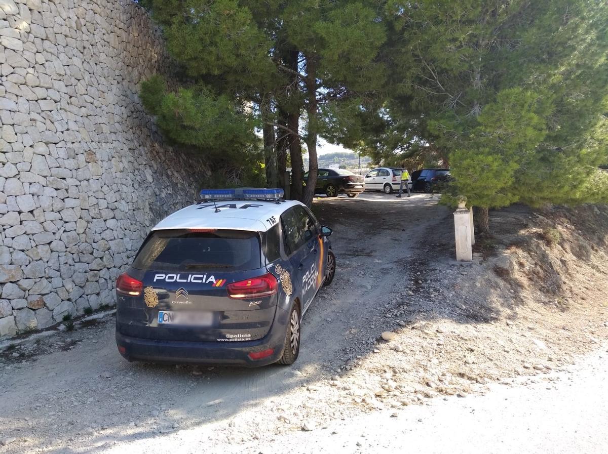 La Policía en la entrada del chalé donde se han producido los arrestos.