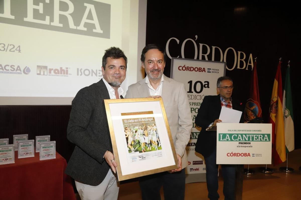 El director de Diario CÓRDOBA, Rafael Romero, entrega la portada del ascenso al consejero delegado del Córdoba CF, Antonio Fernández Monterrubio.