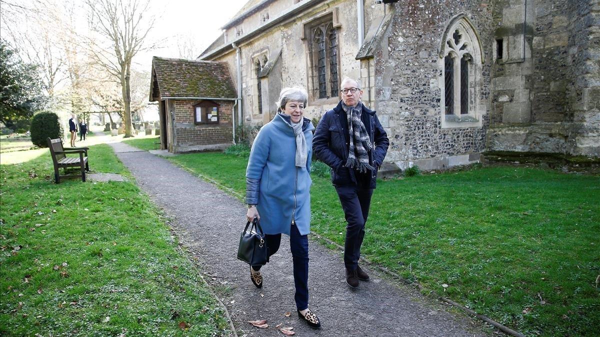 La primera ministra británica, Theresa May, abandona la iglesia cerca de High Wycombe.