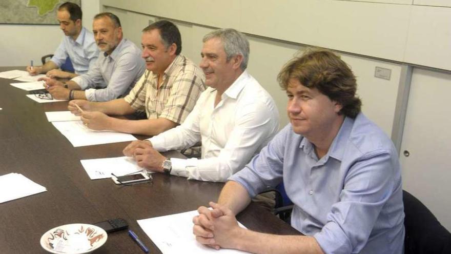 El alcalde de Arteixo, junto al sus homólogos comarcales, durante una reunión del Consorcio.