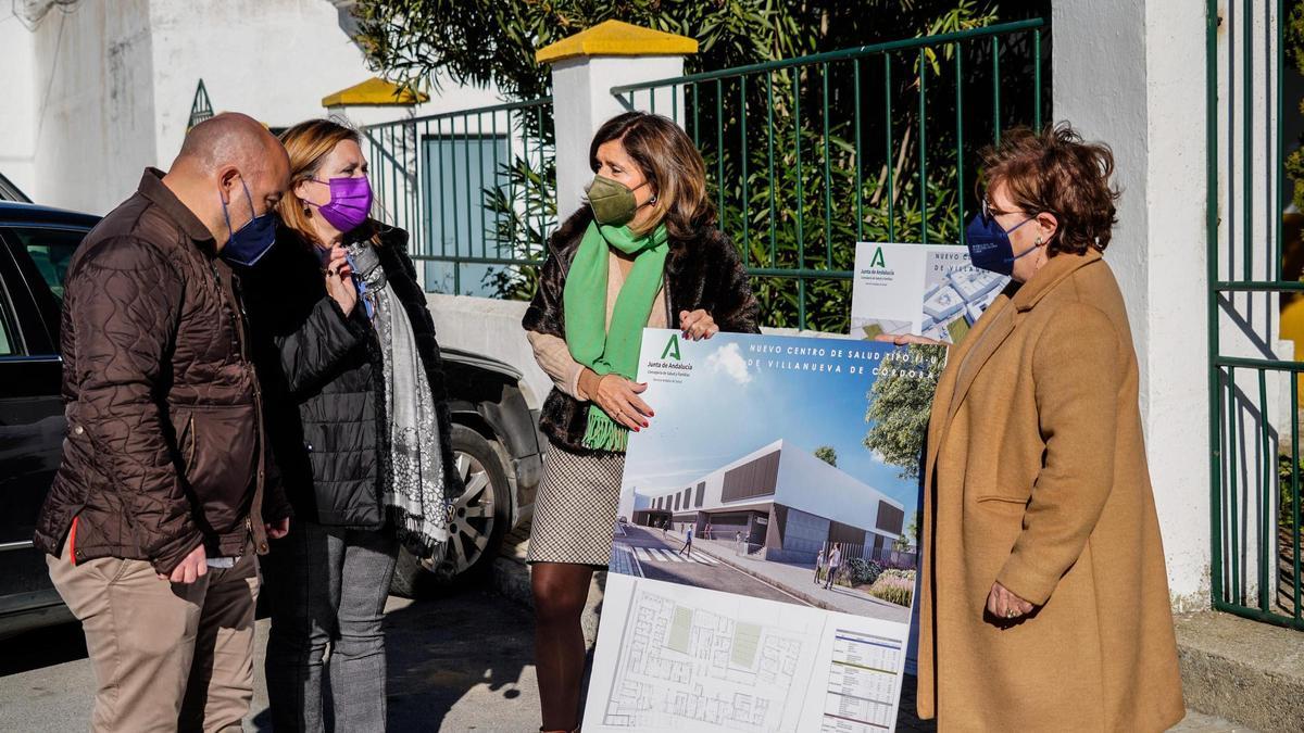 La delegada y la alcaldesa presentan los planos del nuevo centro de salud.