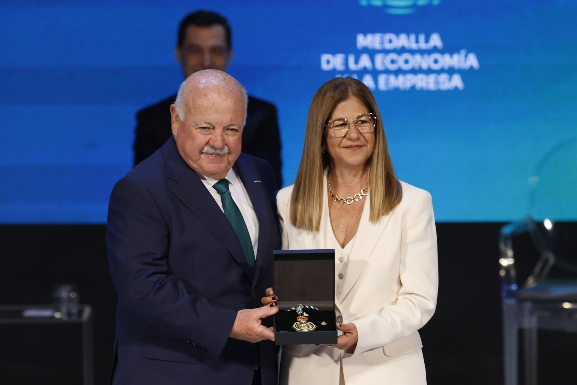 GRAFAND6547. SEVILLA, 28/02/2025.- El presidente de la Junta de Andalucía, Juanma Moreno, tras entregar la Medalla de Andalucía de la Economía y la Empresa al grupo empresarial El Jamón, durante el acto institucional de entrega de las distinciones de Hijo/a Predilecto/a y las Medallas de Andalucía, este viernes en Sevilla. EFE/Julio Muñoz