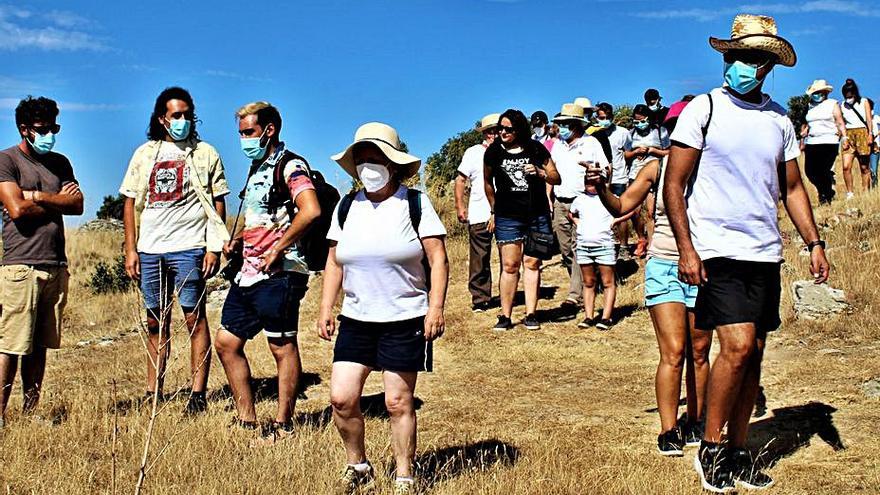 Participantes en la ruta por el Castro Las Labradas. | Cedida