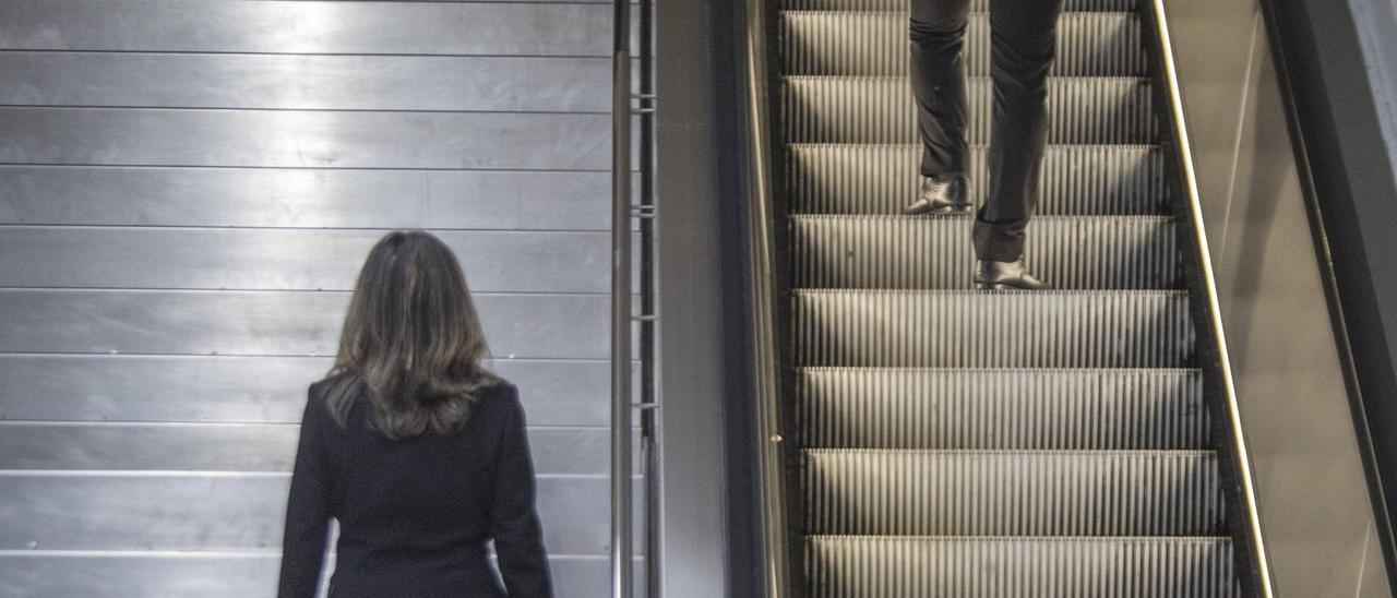 Las mujeres tienen más dificultades en el mercado laboral por la desigualdad de género.