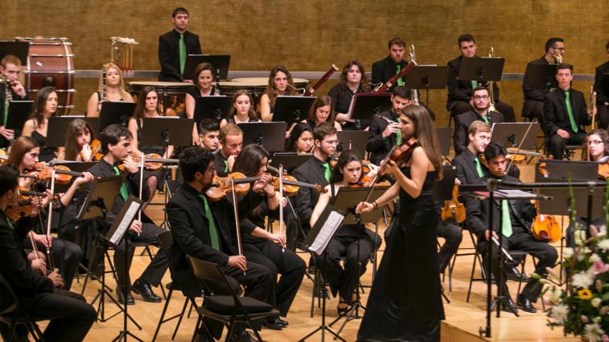 Imagen de la Orquesta Filarmónica de la UA ofreciendo un concierto.