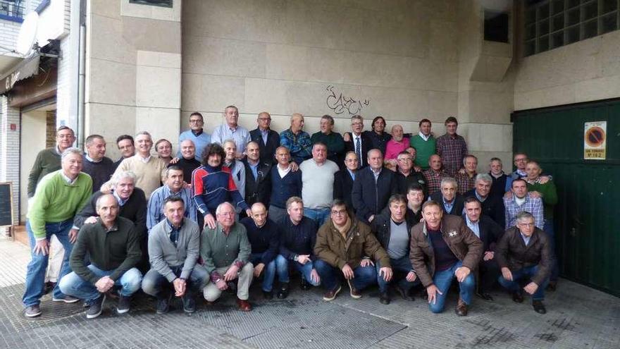 Foto de familia de los reunidos, antes de la comida.