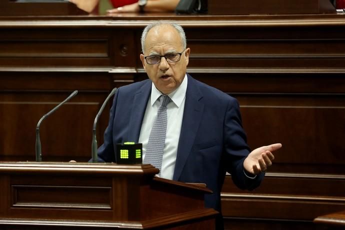 GRAFCAN5179. SANTA CRUZ DE TENERIFE, 12/07/2019.- El portavoz de Agrupación Socialista Gomera, Casimiro Curbelo (i), durante su intervención en el debate de investidura del candidato socialista Ángel Víctor Torres (d), a la presidencia del Gobierno de Canarias. EFE/ Cristóbal García