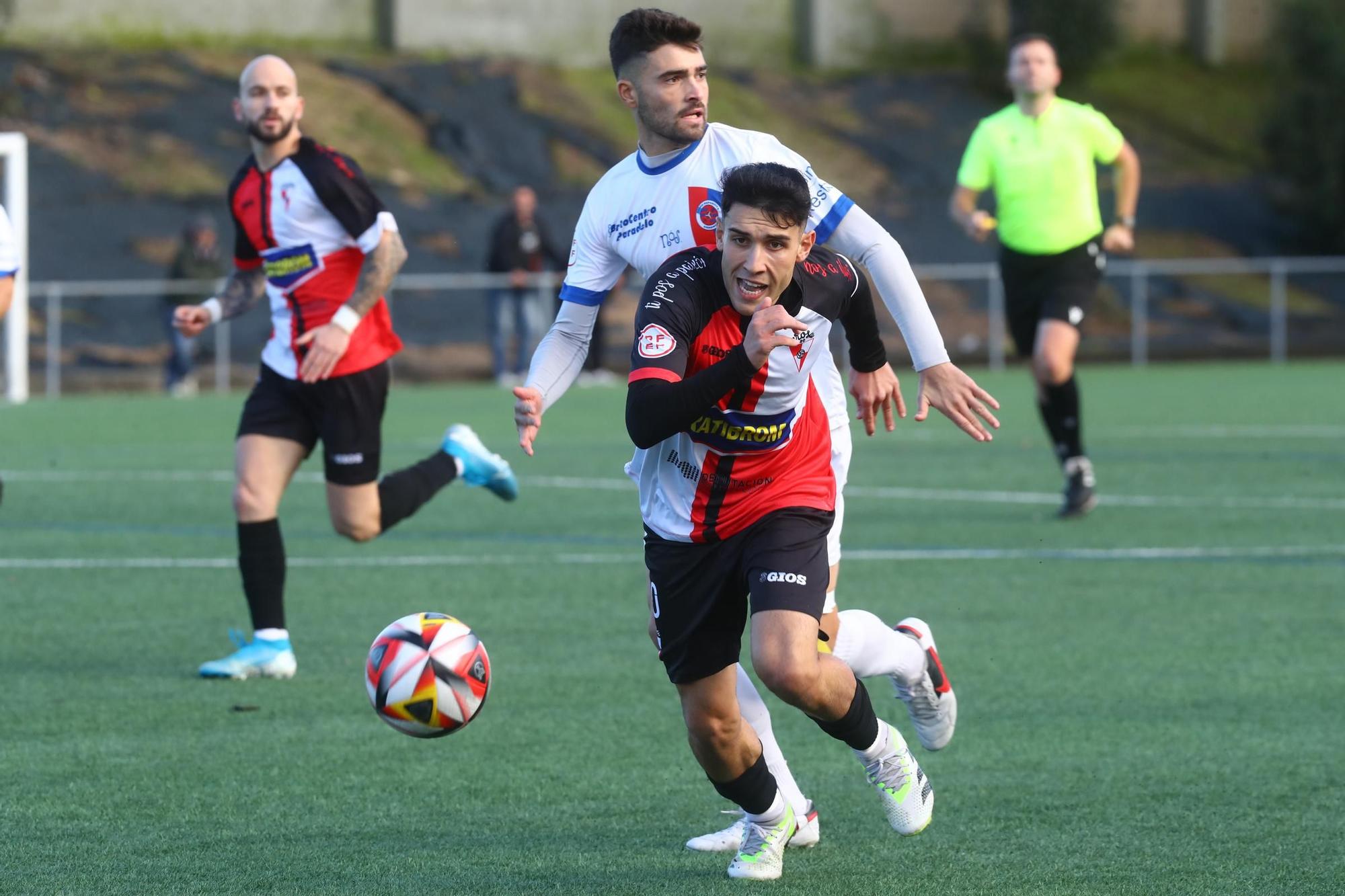 Las mejores imágenes de la victoria del Arosa ante la Unión Deportiva Ourense (1-0)