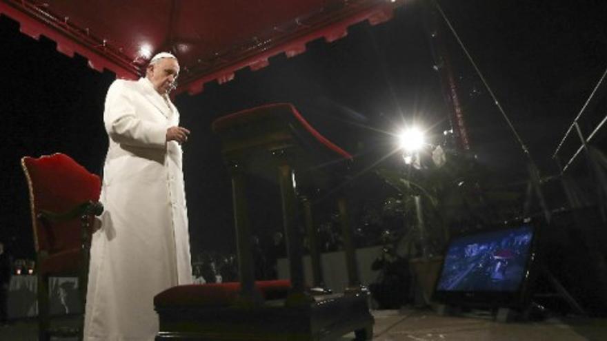 El Papa Francisco encabeza el Vía Crucis en el Coliseo de Roma