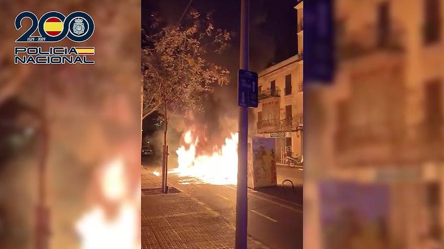 VÍDEO | La Policía Nacional detiene a un joven y un menor por la oleada de incendios en contenedores en Palma
