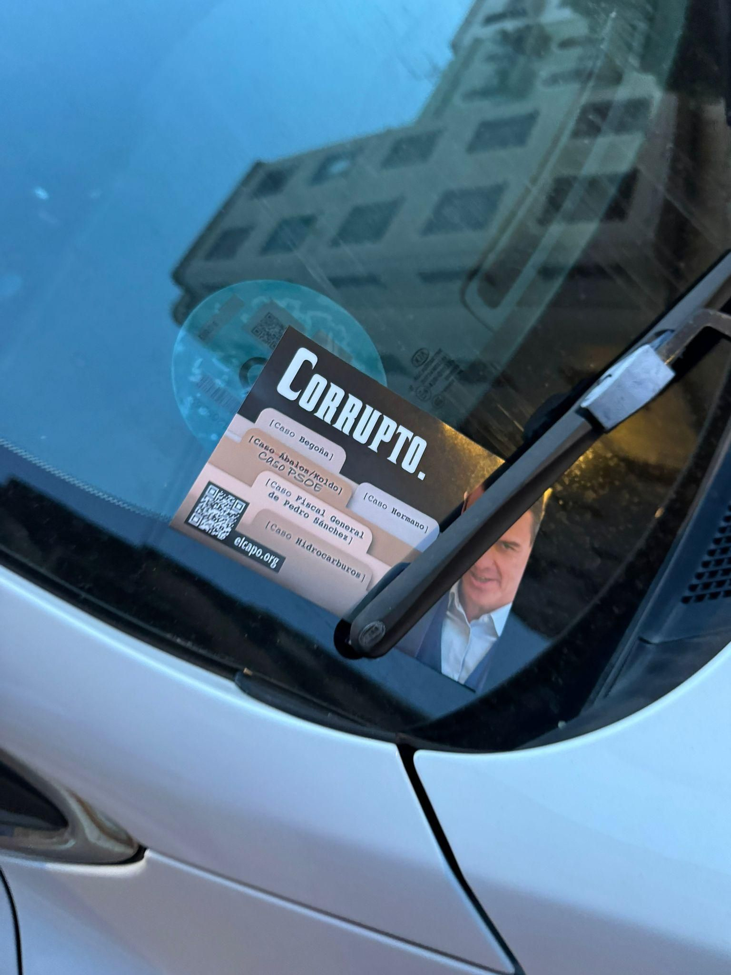 Galería de fotos: Castellón amanece plagada de pancartas en las que se señala a Pedro Sánchez como "corrupto"