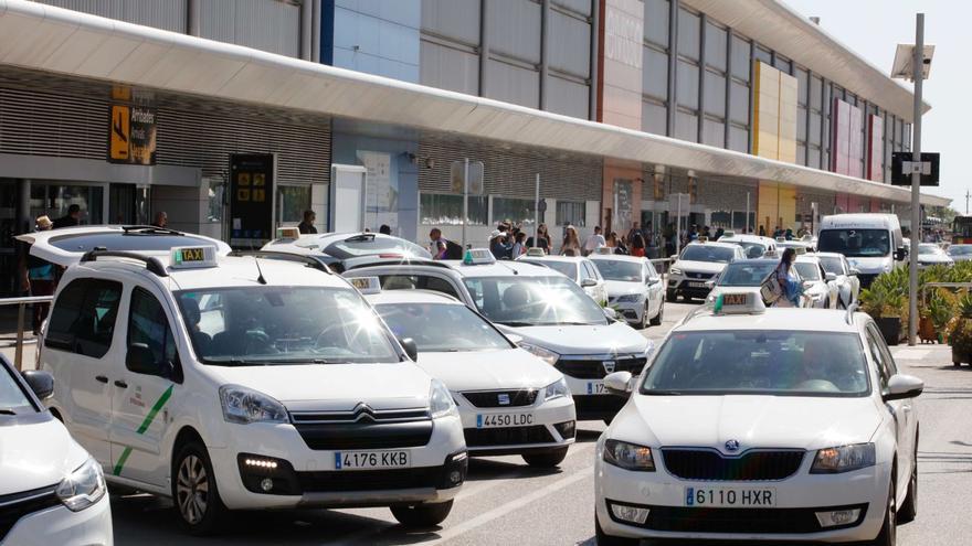 Los taxistas de Ibiza se oponen a que el Consell controle su jornada a través de la huella digital