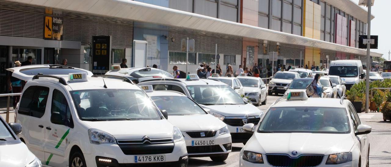 Acumulación de taxis en la parada del aeropuerto de Eivissa, en una imagen de archivo. | J. A. RIERA