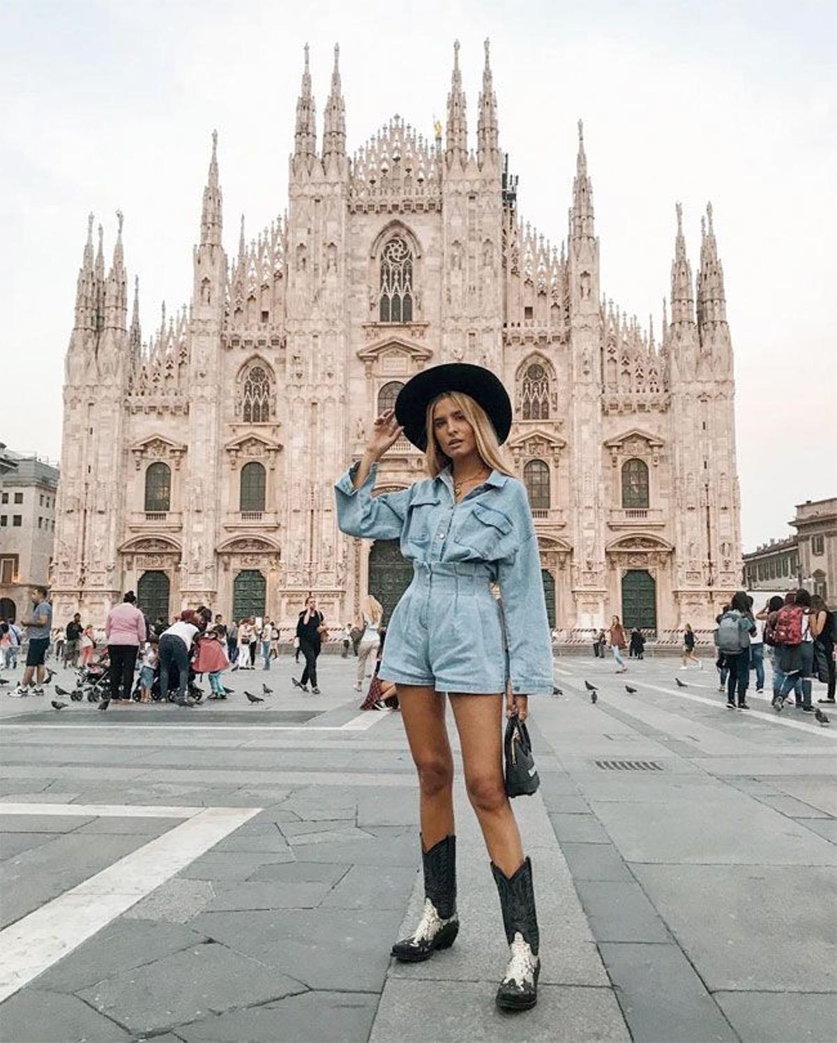 Con shorts, camisa tejana y botas 'cowboy'