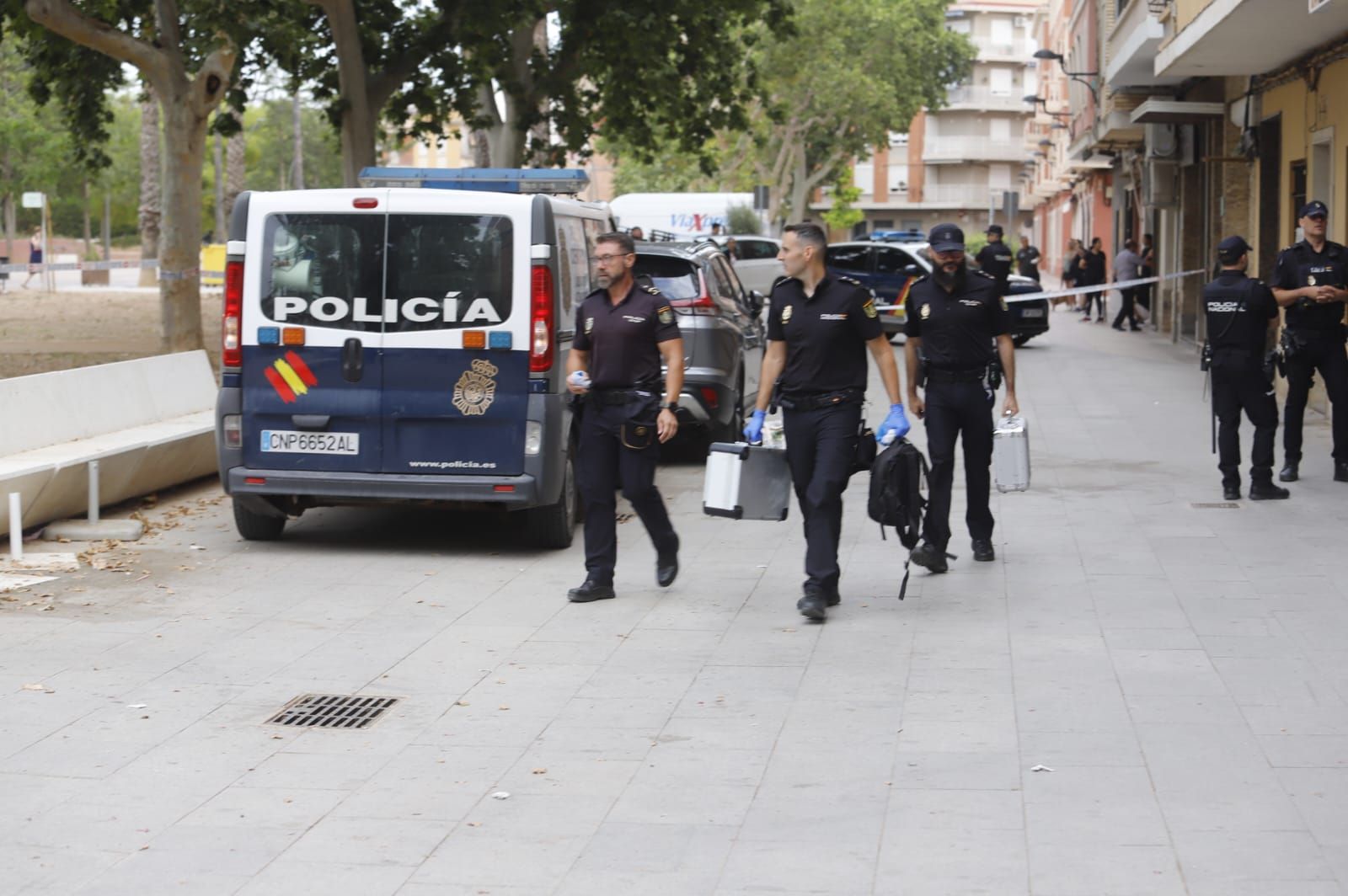 La Policía Nacional en el lugar del doble crimen de Algemesí