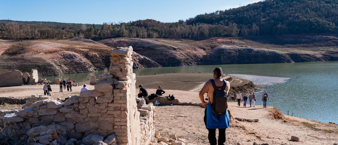 La declaración de emergencia por sequía ha empujado a muchos ciudadanos a viajar hasta el pantano de Sau