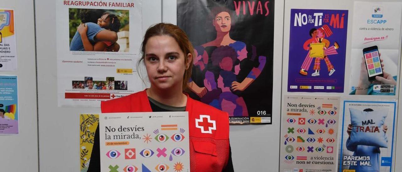 Sara Domínguez, con un póster de la campaña.