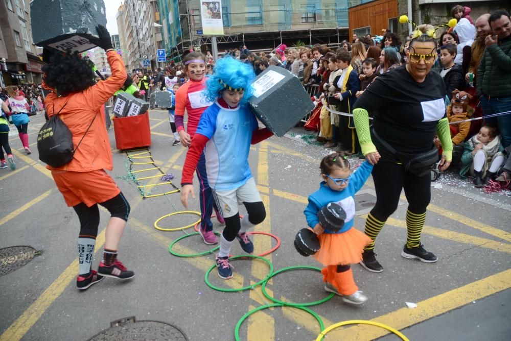 El desfile de comparsas llena las calles de la ciudad de disfraces, colores y buen humor.