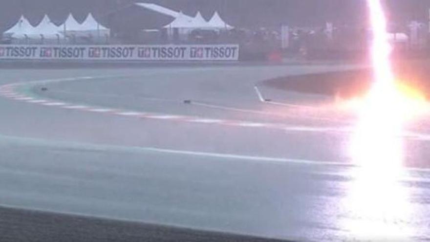 ¡Escalofriante¡ Un rayo impacta en la pista del Gran Premio de Indonesia