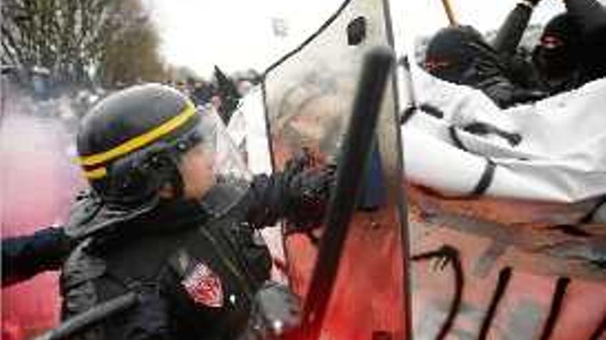 La Policia es va haver d&#039;enfrontar als manifestants a París.