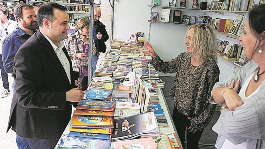 La plaza Colom cobra vida con la inauguración de la Fira del Llibre