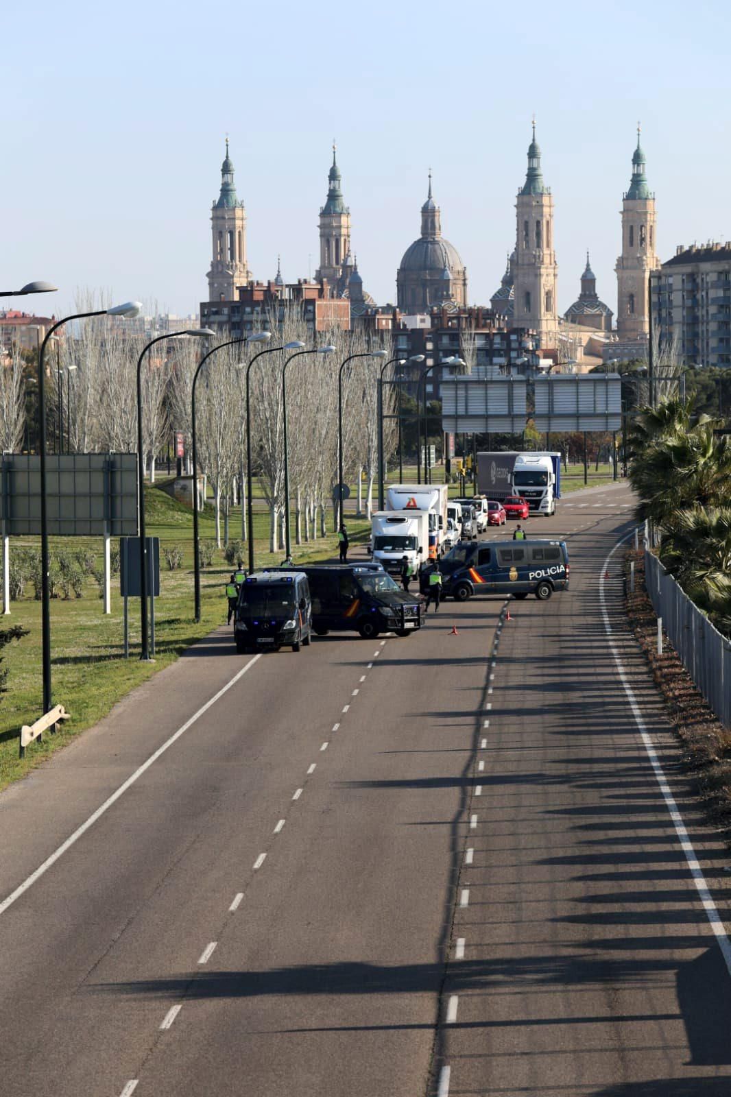 Control policial en al salida de la carretera a Huesca