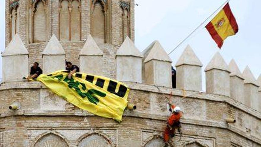 Activistas de Greenpeace han intentado colocar hoy una pancarta en la Torre del Oro de Sevilla, con el lema &#039;Cerrado por cambio climático&#039;, lo que ha sido impedido por la policía. La pancarta, de más de 70 metros cuadrados, era portada por un grupo de escaladores que no consiguieron colgarla al intervenir la Policía Nacional y los Bomberos. La organización ecologista ha explicado en un comunicado que &quot;la crisis del clima no sólo afecta a los ecosistemas de la península ibérica, sino también a la economía española&quot;, ya que &quot;el turismo de andalucía es una de las principales víctimas&quot;.