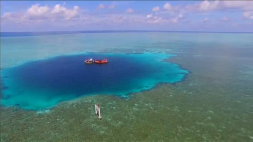 Impresionantes imágenes del agujero azul dejado por el hundimiento de un submarino en el Mar de China