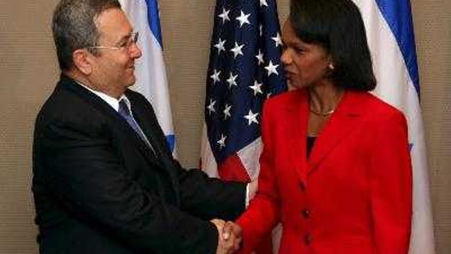 La secretaria de Estado de EE.UU, Condoleezza Rice (d), es recibida por el ministro israelí de Defensa, Ehud Barak, en un hotel de Jerusalén, Israel, hoy domingo 14 de octubre. Condolezza Rice llegó a Israel para una visita de cinco días en la zona a fin de conseguir un máximo de entendimientos entre israelíes y palestinos con vista a la reunión de paz en Annapolis.