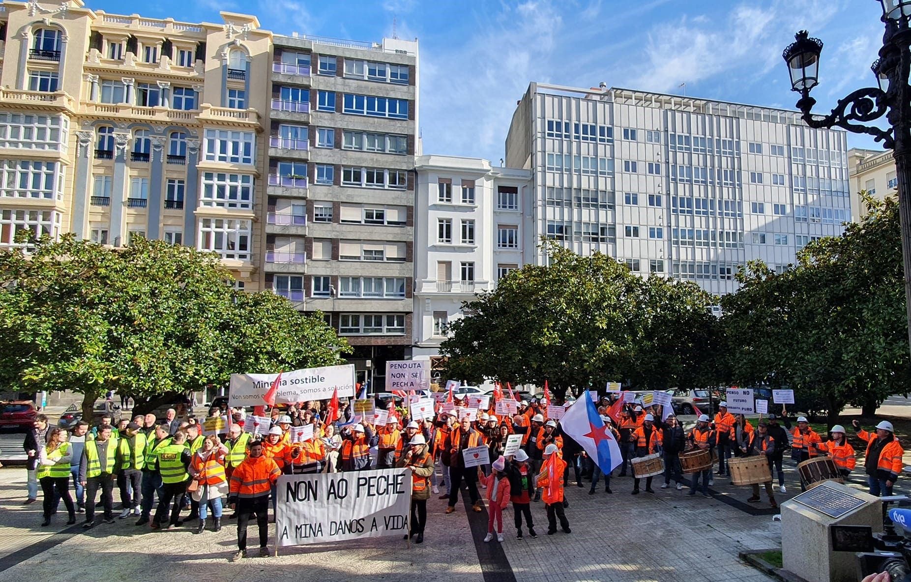 Protesta ante el Tribunal Superior de Xustiza por el cierre de la mina de Penouta, en Viana do Bolo