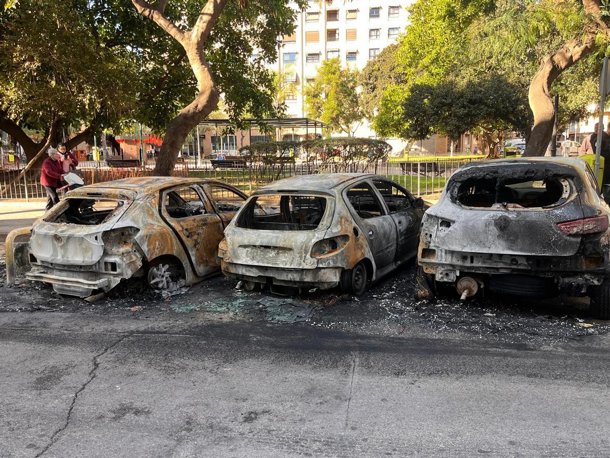 Un incendiario siembra el caos en Patraix al quemar 18 contenedores y más de una treintena de vehículos