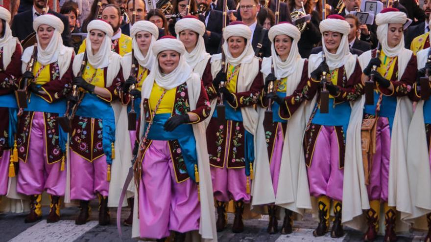 La Filà Judíos desfiló por primera vez estas últimas Fiestas con una escuadra femenina en la Diana.