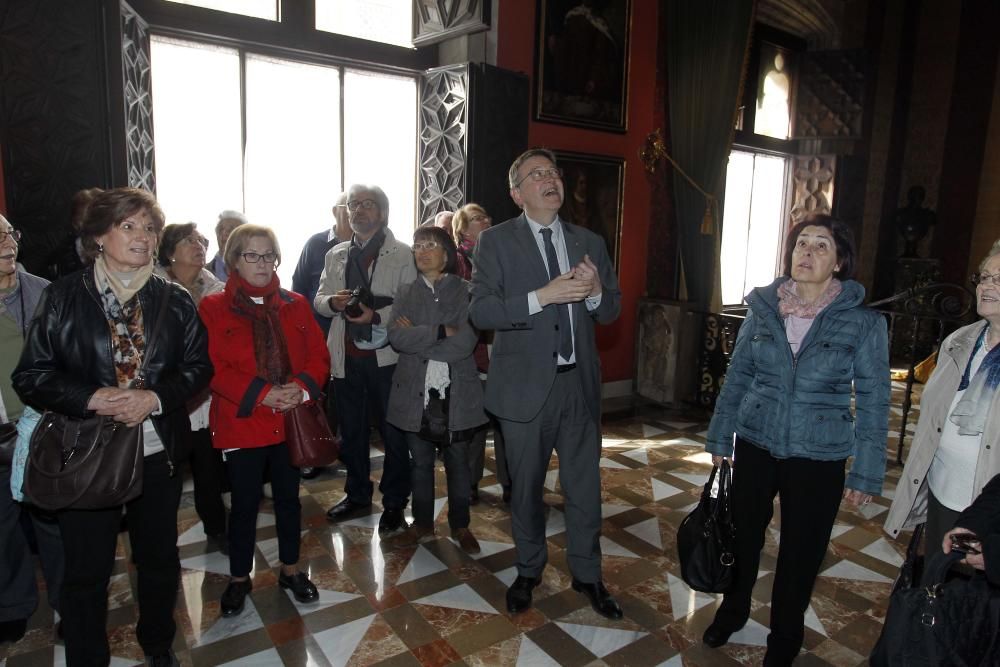 Vecinos de Morella, de visita en el Palau de la Generalitat