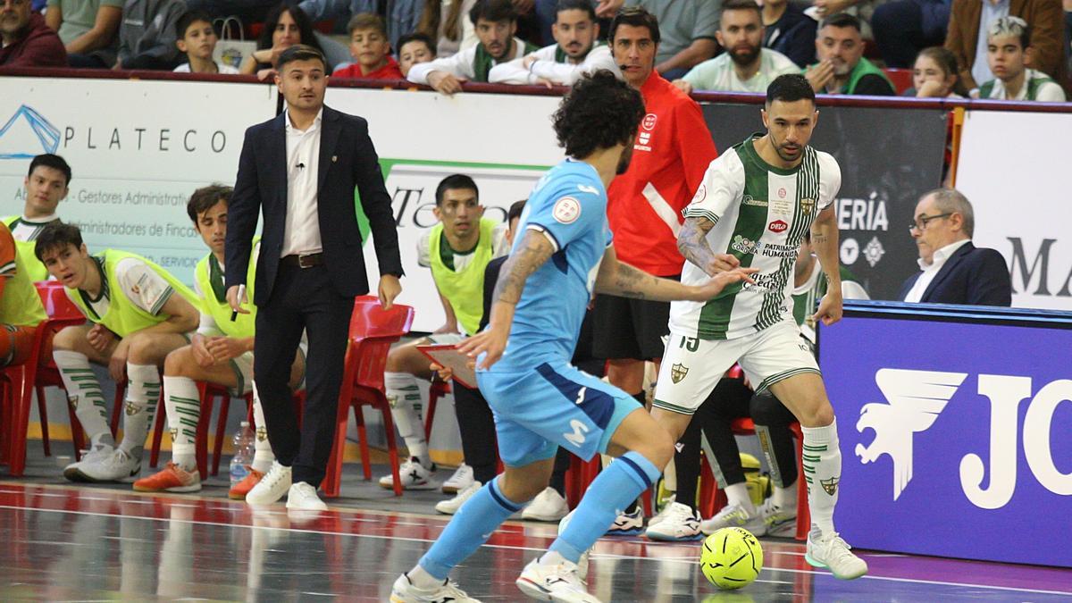 Emanuel Santoro, a la izquierda de la imagen, durante el choque ante el Movistar Inter.