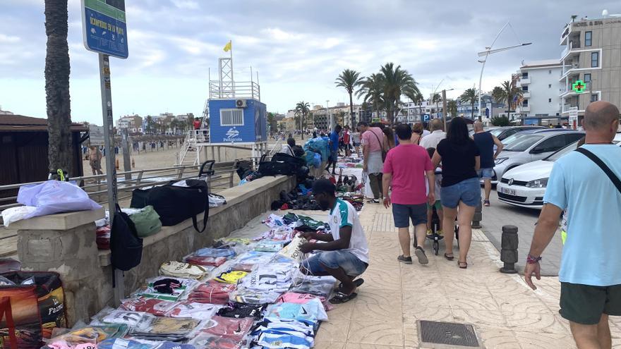 Cerco al &#039;top manta&#039; en el municipio más turístico de Castellón: 10 detenidos y 3.000 incautaciones