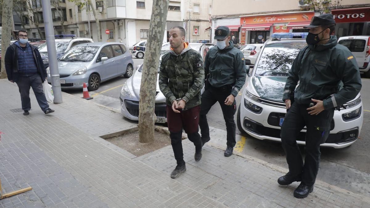 Uno de los detenidos tras huir corriendo de un avión en el aeropuerto de Palma.