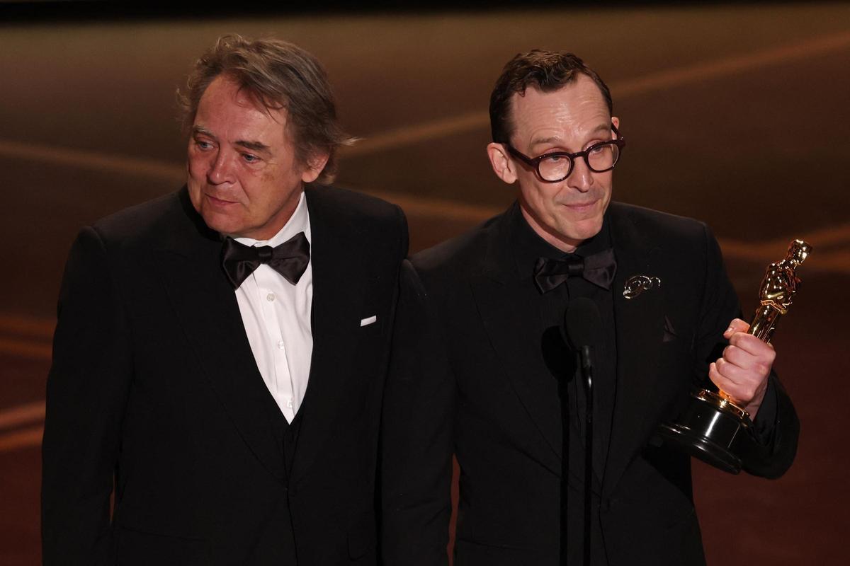 Maciek Szczerbowski y Chris Lavis recogen el premio a mejor cortometraje animado por 'La chica que lloraba perlas'