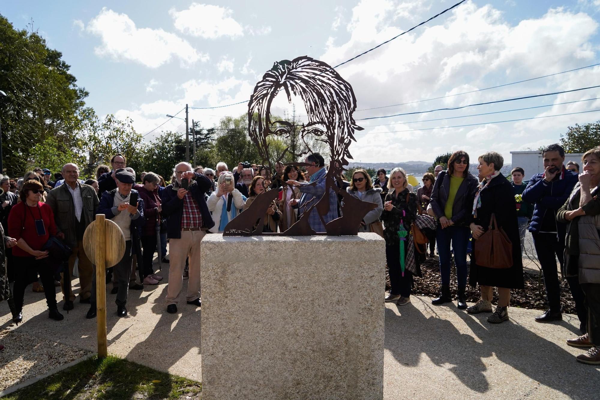 Inauguración en Santa Cruz del parque Rosalía Mera, donado por Sandra Ortega