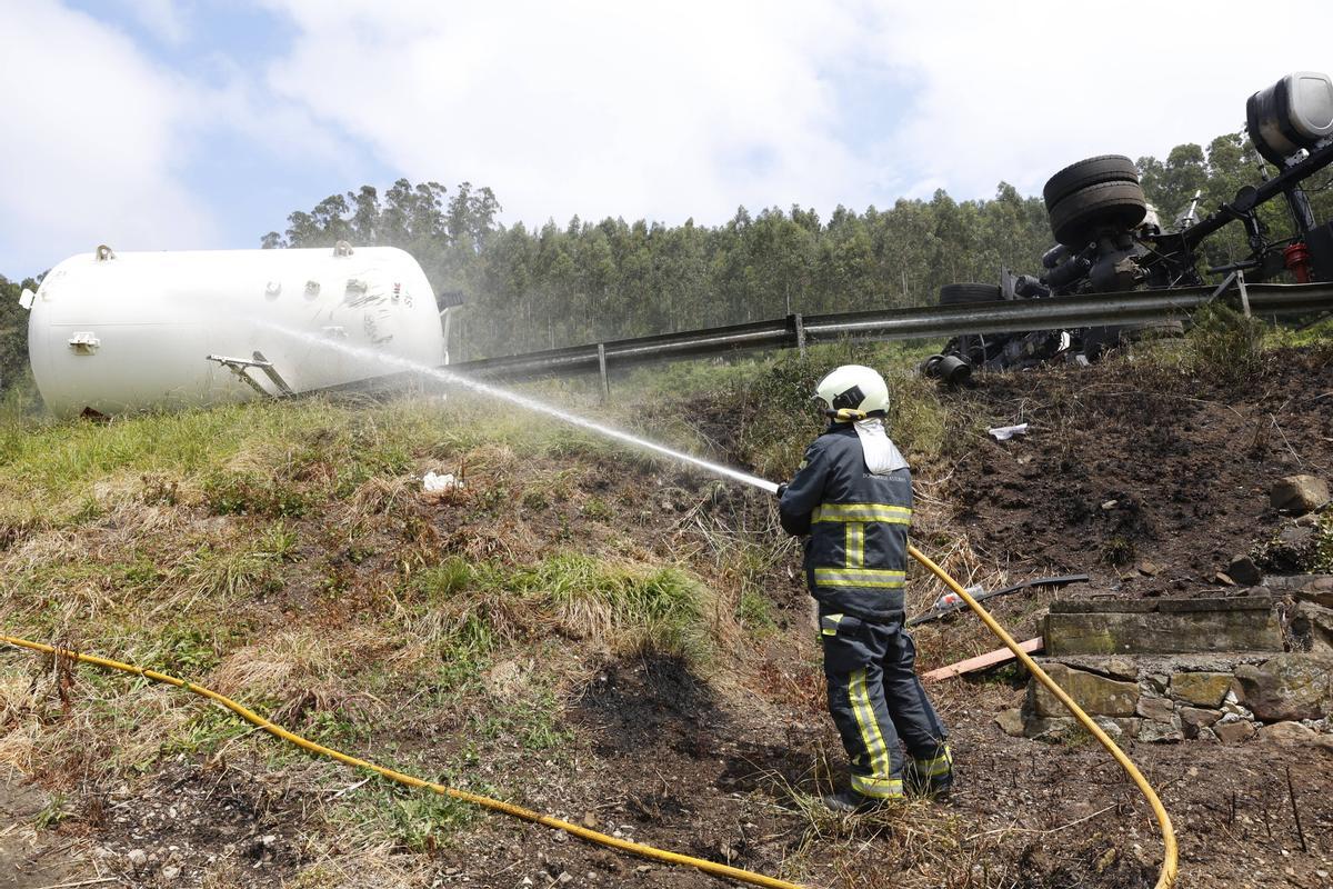 EN IMÁGENES: El espectacular accidente de un camión cisterna con gas en la Autovía del Cantábrico, a la altura de Colunga