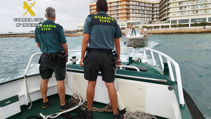 La Guardia Civil auxilia a un barco en Alicante y denuncia al patrón por carecer de título