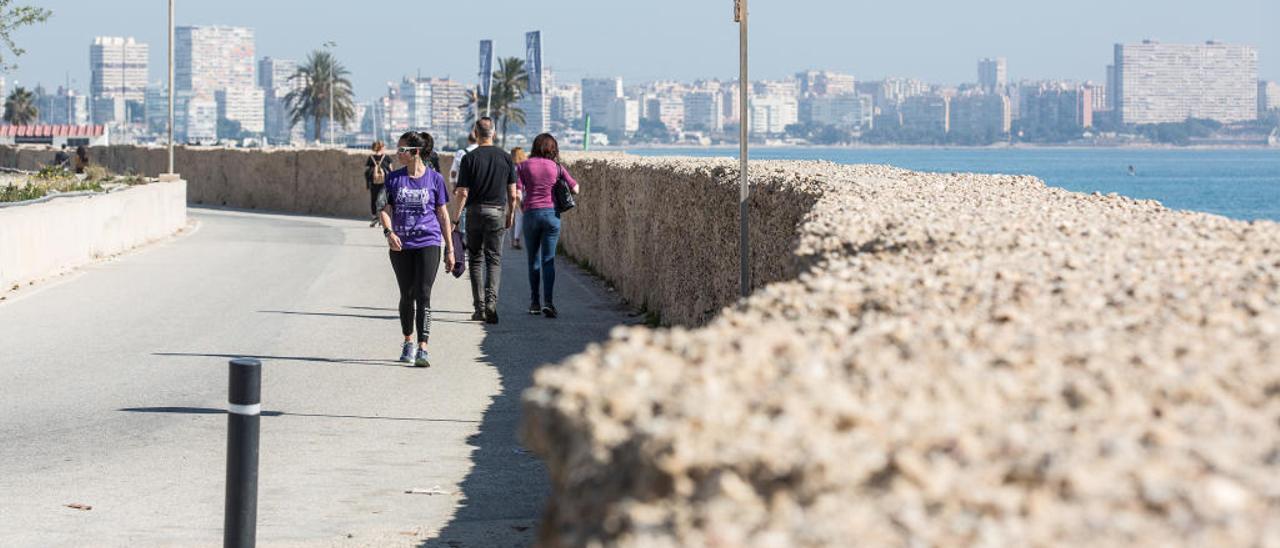Un grupo de personas pasea por el tramo que separa la playa del Postiguet del complejo Isla Marina.