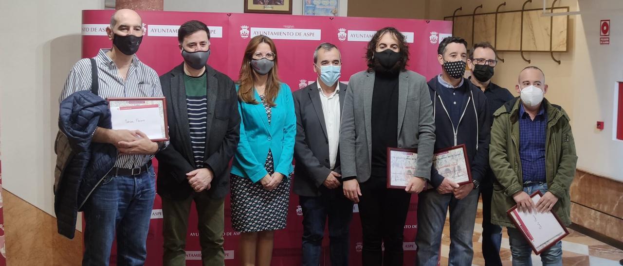 El alcalde de Aspe y la concejala de Cultura con los premiados en el Teatro Wagner.