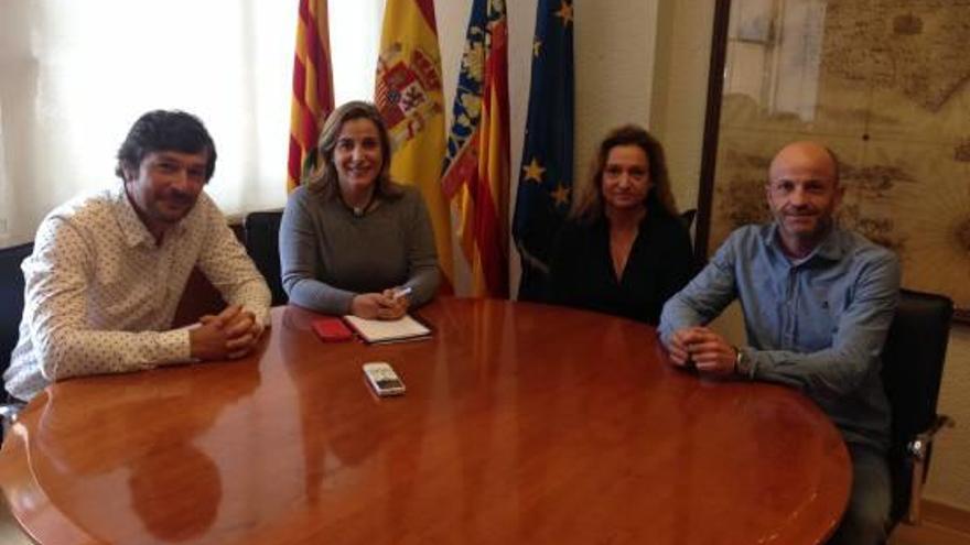 Representantes de Ehosbe ayer en el ayuntamiento.