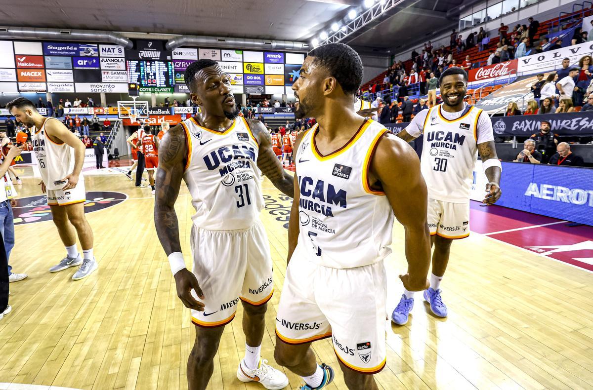 Dylan Ennis y David DeJulius, del UCAM Murcia, celebrando el triunfo ante el BAXI Manresa.