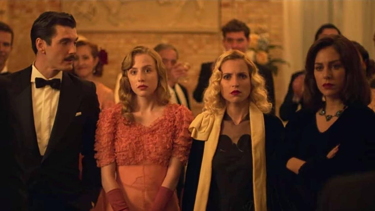 Denisse Peña junto al reparto de 'Las Chicas del Cable'