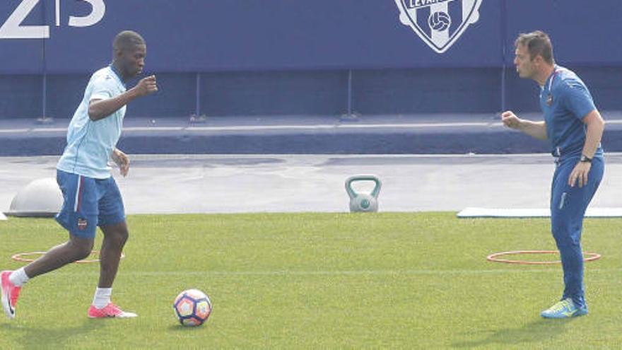 Lerma, entrenando con balón en el Ciutat.