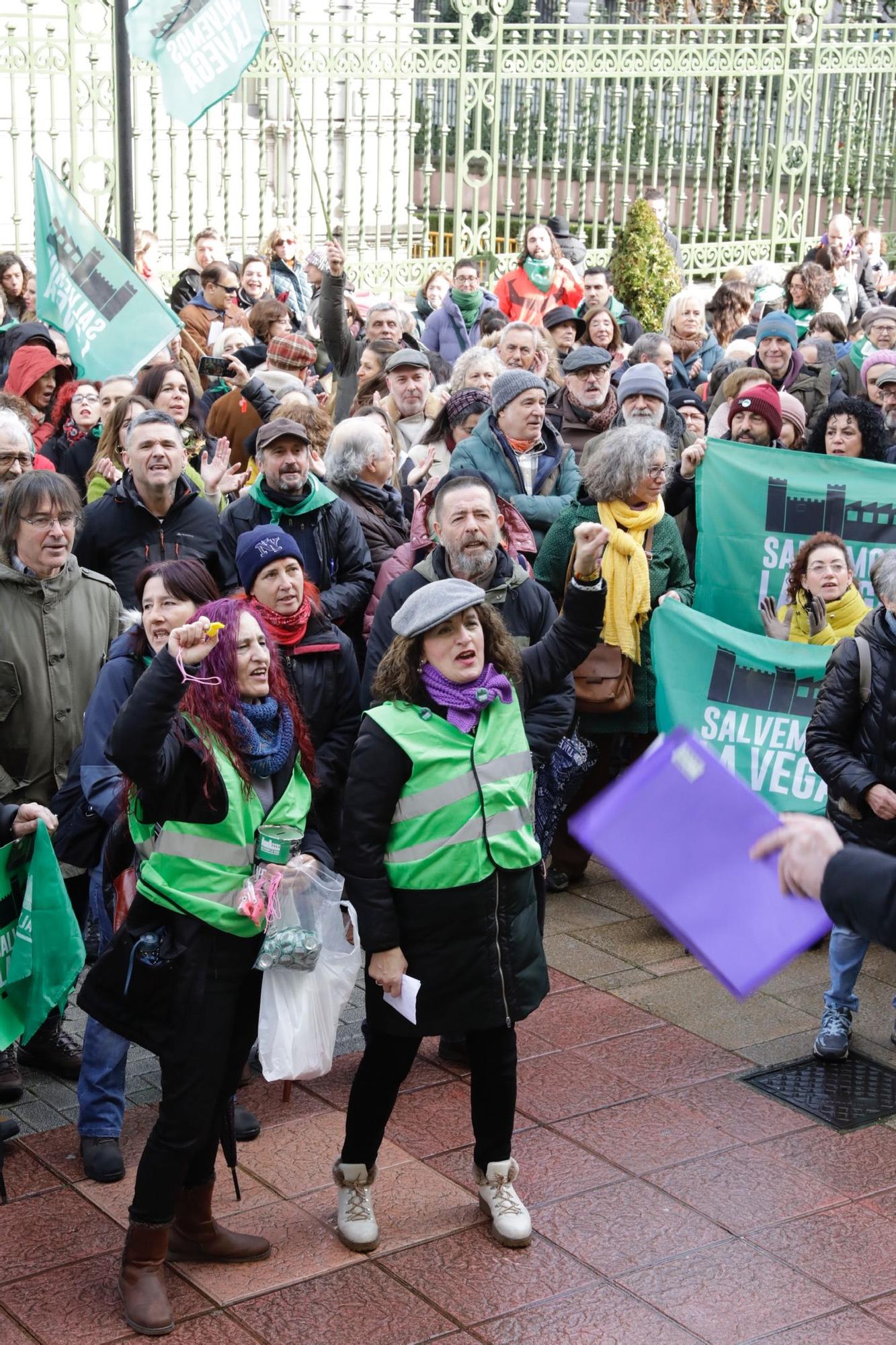 "La Vega no se vende, La Vega se defiende": así fue la concentración de Salvemos La Vega en Oviedo