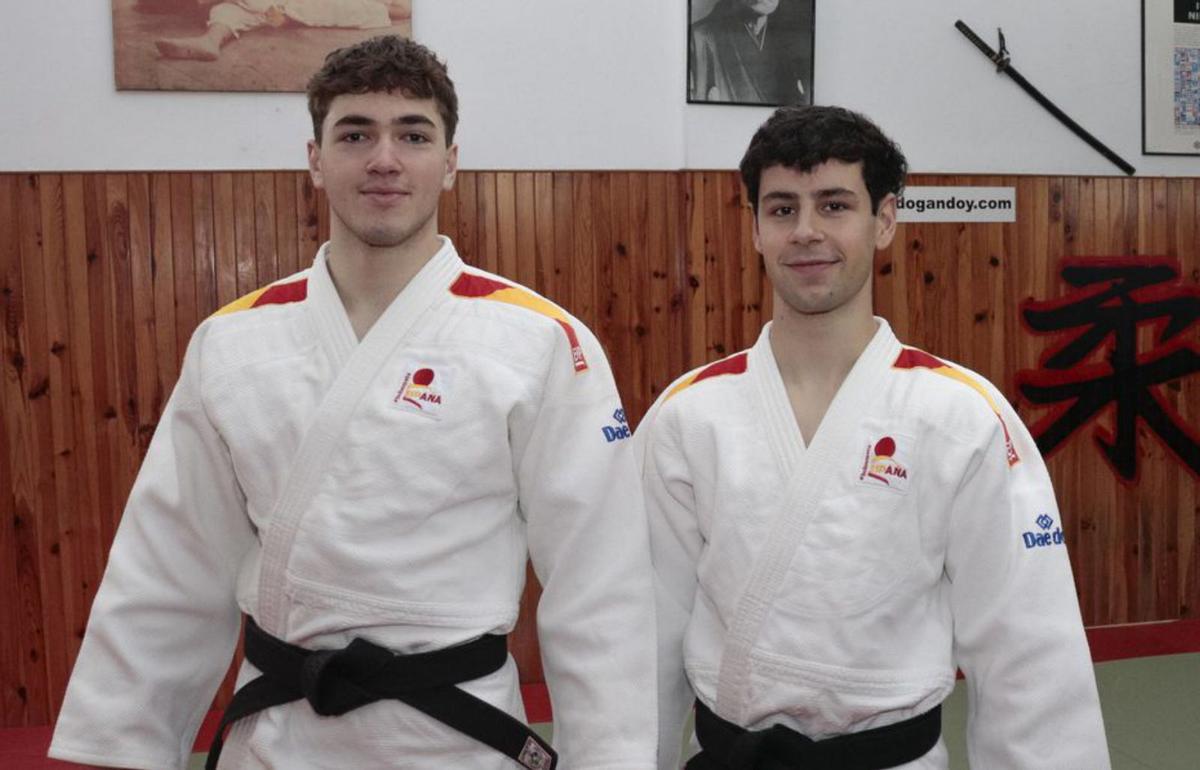 Alejandro Sastre y Marcos Rodríguez, en el Gandoy, con los judogis del equipo español. | LUCAS CID
