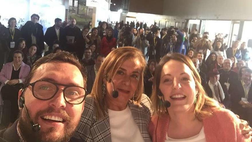 Rubén Riós, Carmela Silva y Alba Acebedo, ayer, en la feria compostelana.