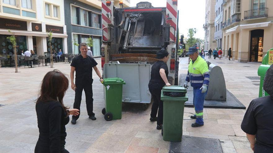 Un camión de Limasa recogiendo basura en el Centro Histórico.